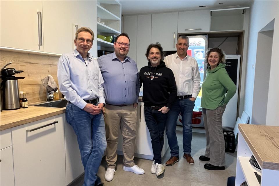 Karsten Meyer (Zweiter Vorsitzender, l.), André Brömmel (Vorsitzender, 3.v.l.), Gerd Bleker (Geschäftsführer, 2.v.r.) und Silke Tertocha (Pächterin, r.) bedankten sich für die Spende bei Jörn Goßling (Regionalleiter Raesfeld der Sparkasse Westmünsterland, 2.v.l.). Auf dem Foto fehlt Christina Teroerde (Ehrenamtsverantwortliche).