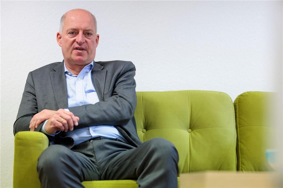 Karsten Tacke von der Landesvereinigung Unternehmerverbände geht fest davon aus, dass der Bund den A1-Lückenschluss weiter vorantreiben wird. (Archivbild)Jörg Halisch/dpa