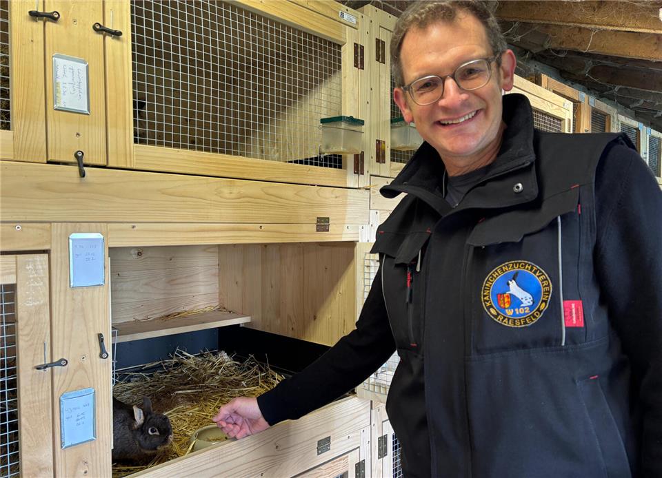 Karsten Vinken hält gemeinsam mit seinen Töchtern an die 70 Kaninchen bei sich auf dem Hof.