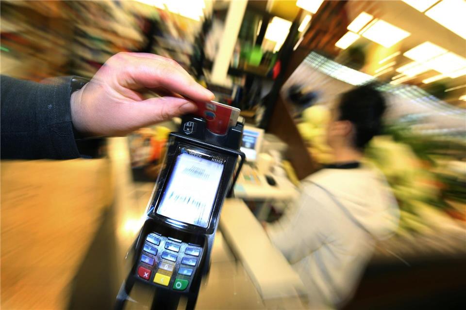 Karte statt Bargeld - eine Entwicklung, die Corona befeuert hat. (Symbolbild)Karl-Josef Hildenbrand/dpa