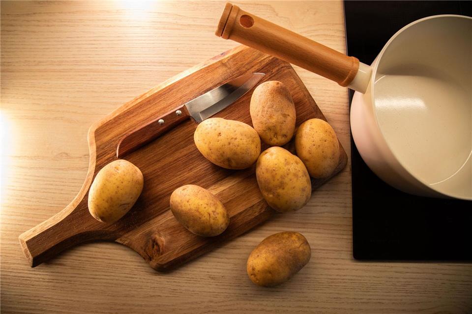 Kartoffeln schälen vor Heiligabend: Für viele gehört das dazu. Wie geht es schnell und einfach?Christin Klose/dpa-tmn