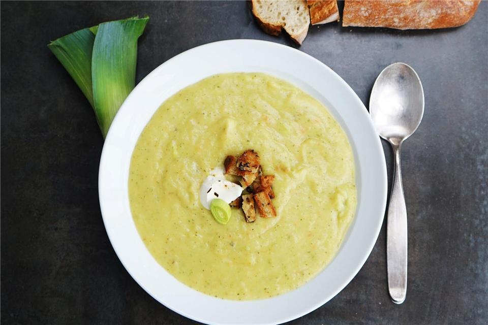 Kartoffeln und Lauch ergeben eine cremige Suppe, die an kalten Herbsttagen schön wärmt.picture alliance/dpa/herrgruenkocht.de