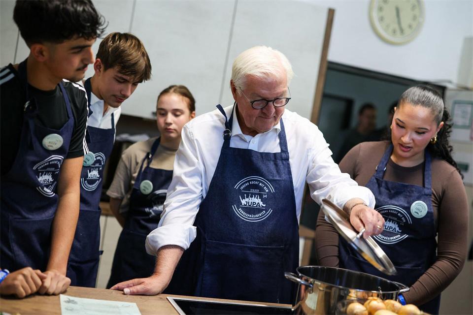 Kartoffelsuppe stand auf dem Plan bei einem gemeinsamen Kochnachmittag mit Jugendlichen.Christoph Reichwein/dpa