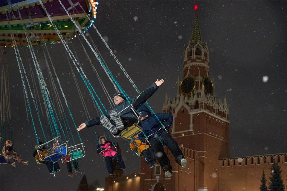 Karussell vor Kremlkulisse: Kinder vergnügen sich auf dem Weihnachtsmarkt am Roten PlatzAlexander Zemlianichenko/AP/dpa