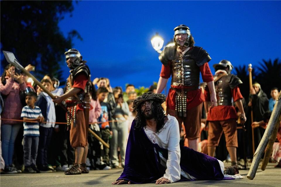 Karwoche in Kolumbien: Schauspieler stellen Kreuzweg in Nobsa nachFernando Vergara/AP/dpa