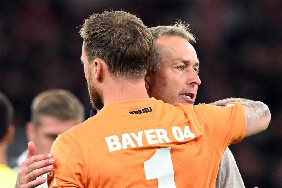 Trotz Gegentor-Flut: Flekken bleibt Leverkusens Nummer eins  Kasper Hjulmand (r) setzt zunächst weiter auf Mark Flekken im Tor. (Archivbild) Federico Gambarini/dpa