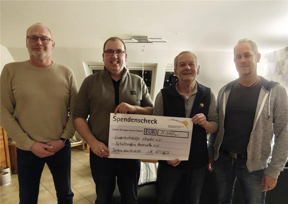 Kassierer Dirk Terstegge und Präsident Mike Grunden haben den Scheck an an Burkhard Mudrack und Stephan Tebyl von der Kinderkrebshilfe Weseke übergeben (v.l.).