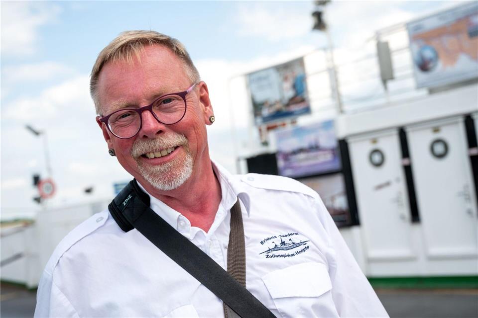 Kassierer Ralph Rehlmeyer ist das Gesicht der kleinen Fähre. Keine andere Fährverbindung in Deutschland gibt es schon so lange. Daniel Bockwoldt/dpa