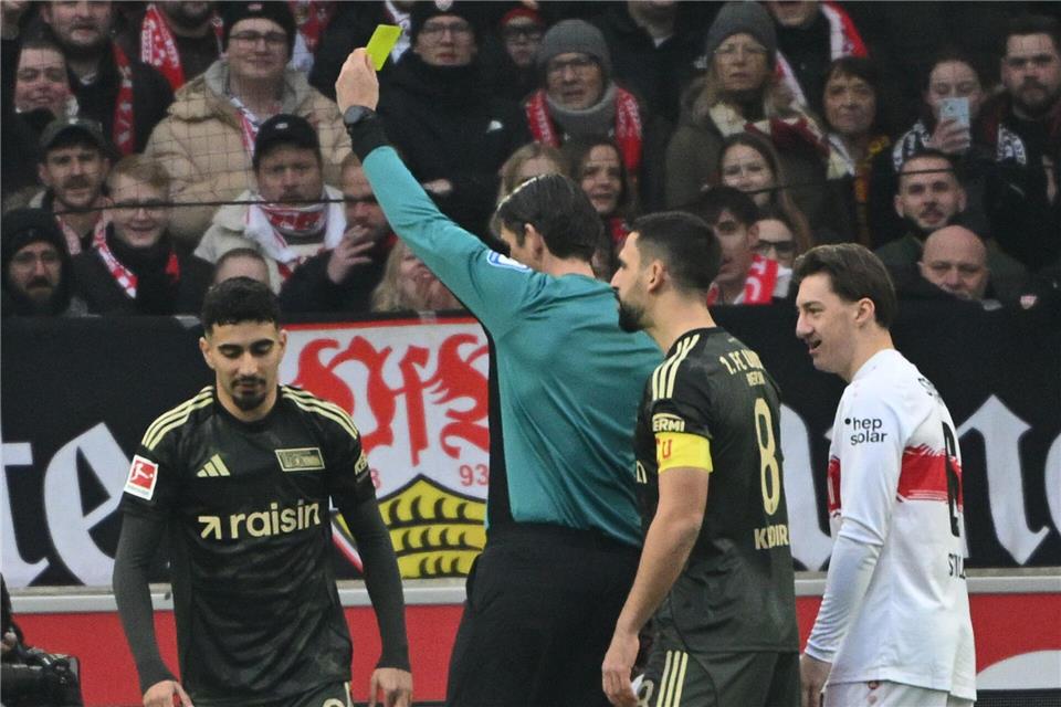 Kassierte früh die Gelbe Karte: Unions Livan Burcu (l).Marijan Murat/dpa