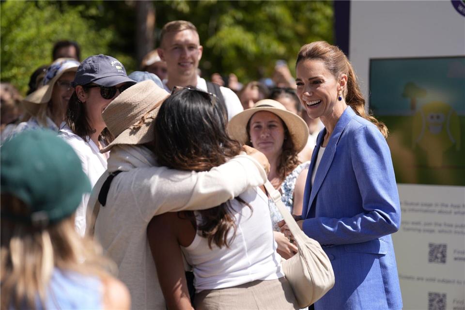 Kate begrüßte in Wimbledon Fans.Andrew Matthews/PA Wire/dpa