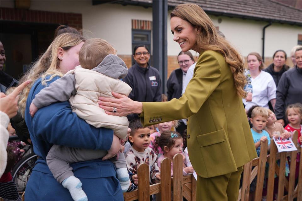Prinzessin Kate warnt vor Entfremdung durch Smartphones Kate beim Besuch einer Wohltätigkeitsorganisation in Oxford.Kirsty Wigglesworth/POOL AP/AP/dpa