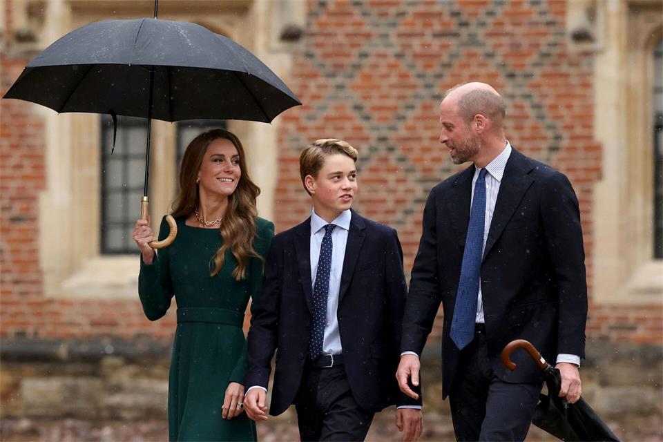 Kate schütze ihre Haare mit einem Schirm. William trug den Schirm in der Hand.Adrian Dennis/PA Wire/dpa