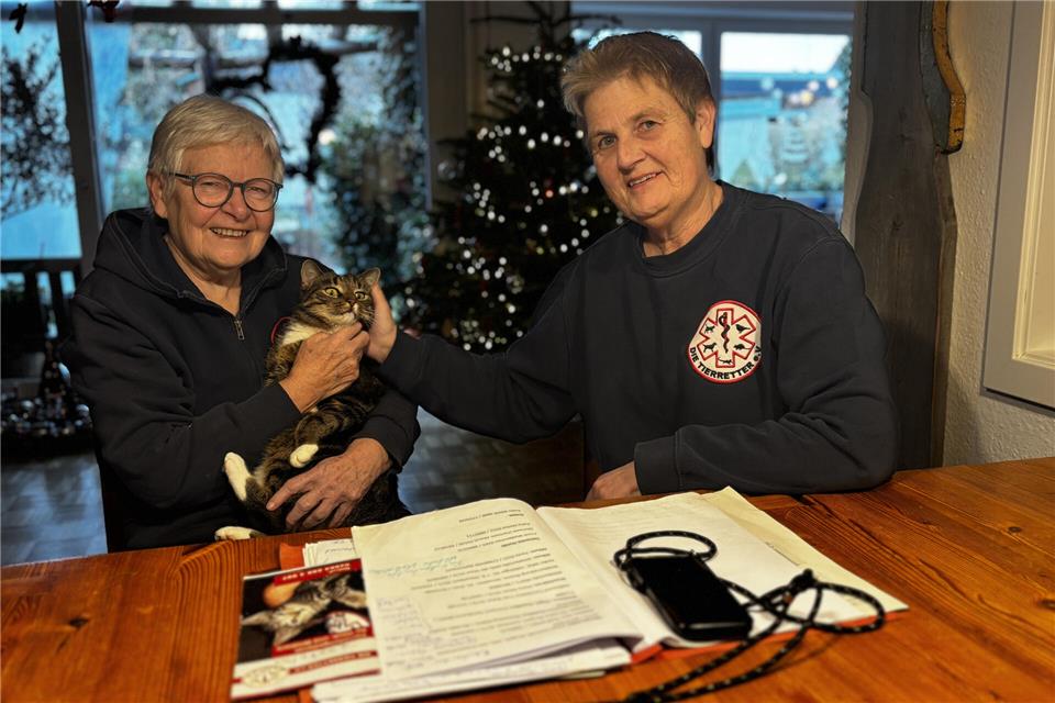 Kater James ist auch ein Tier, das bei einem Einsatz der Tierretter gefunden wurde: die Vorsitzenden Ulrike Hiermes (links) und Andrea Lemanski.