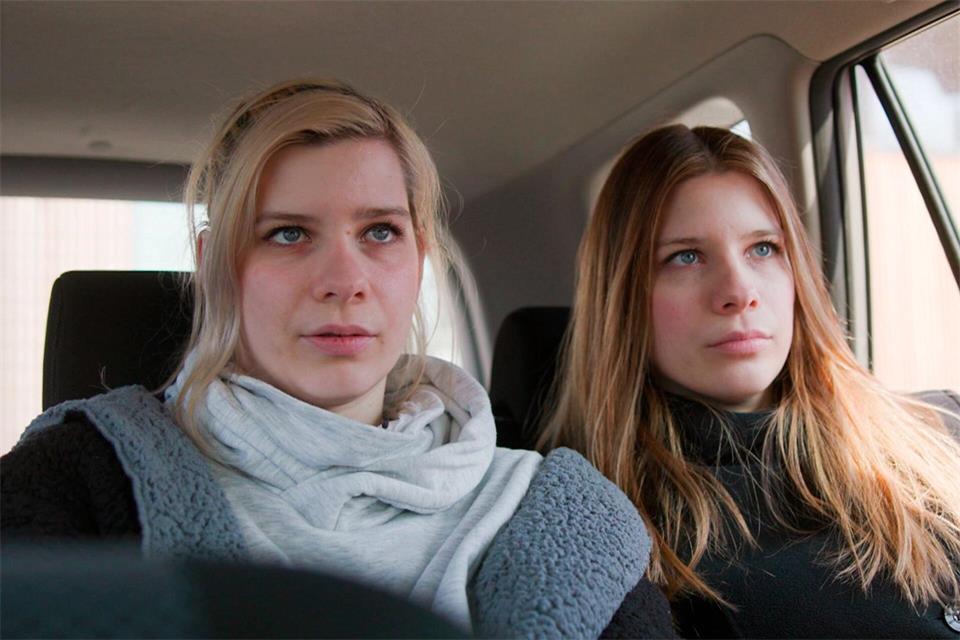 Katha Rosa (links) und ihre Zwillingsschwester Franzi - Szene aus der WDR-Dokumentation „Das Schweigen brechen - Von Mamas neuem Freund missbraucht“ von Bärbel Körzdörfer, David Körzdörfer und Justine Rosenkranz. Der Film wird am 3.9. um 22.45 Uhr im WDR Fernsehen gezeigt.---/WDR/dpa