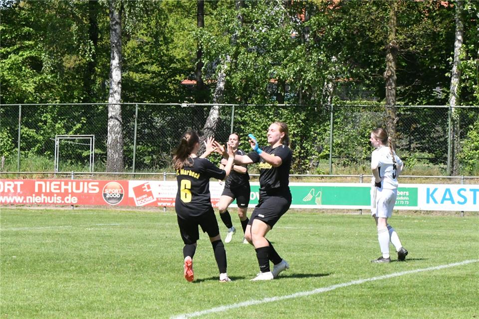 Katharina Amalia Weiland (6) legte für Joline Frohne (rechts) auf und beglückwünscht die Marbecker Torschützin zu ihrem Treffer zum 3:1. Luisa Hollenborg (Mitte) kommt feiernd hinzu.