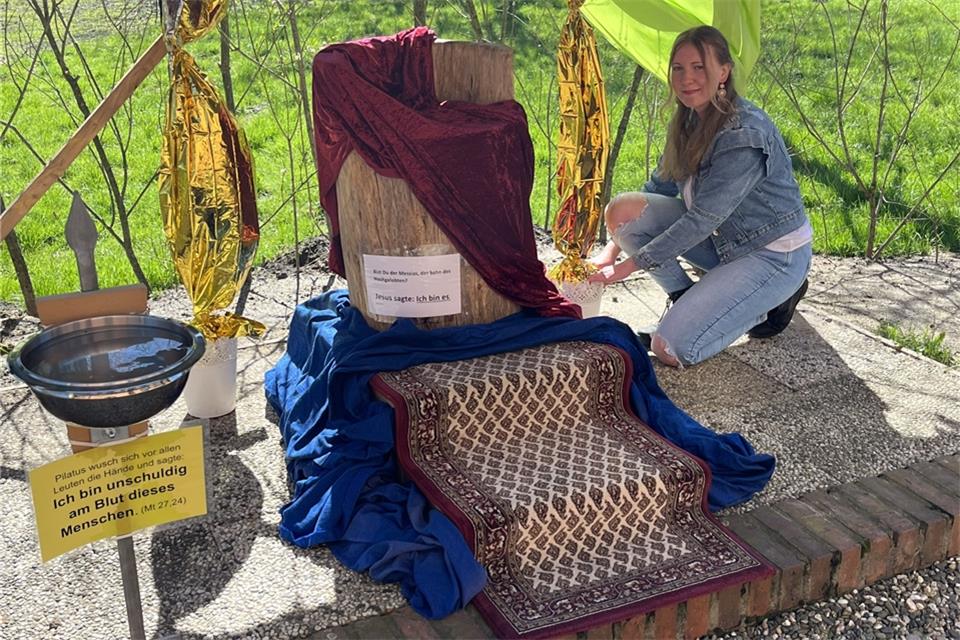 Katharina Anschlag hilft dabei mit, die Stationen der Leidensgeschichte während der kommenden Wochen zu pflegen.