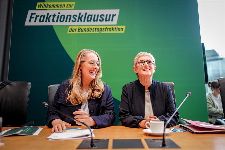 Katharina Dröge und Britta Haßelmann engagieren sich unmittelbar vor der Wahl in Sachsen-Anhalt kurzfristig noch im Wahlkampf.Kay Nietfeld/dpa