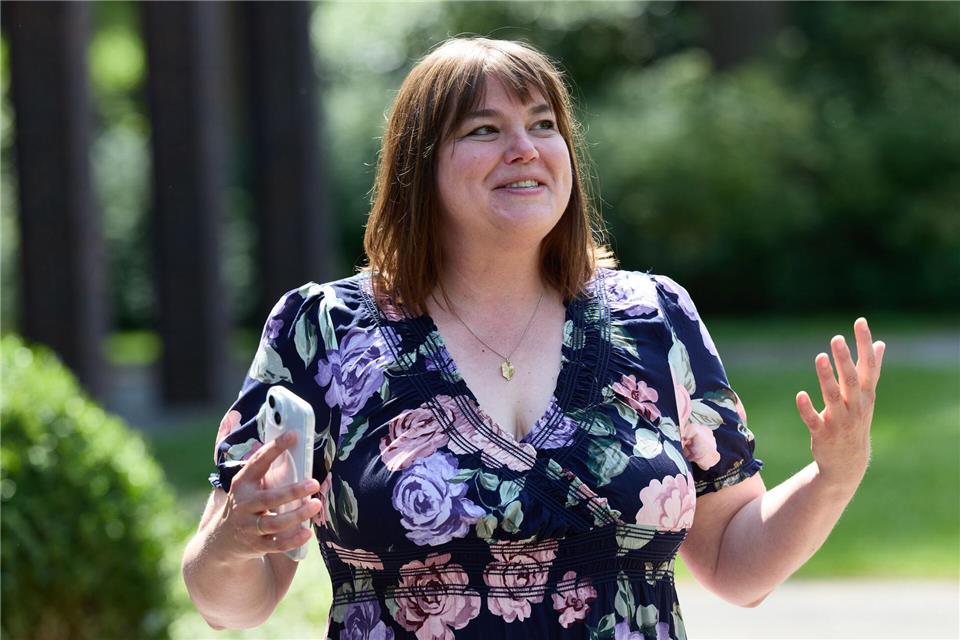 Katharina Fegebank (Bündnis 90/ Die Grünen) spricht vor der Kapelle 13 auf dem Parkfriedhof Ohlsdorf. Georg Wendt/dpa