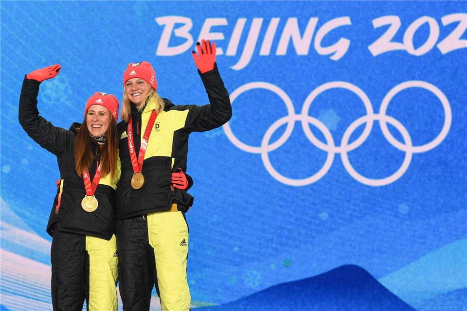 Katharina Hennig und Victoria Carl gewannen 2022 sensationell Olympia-Gold. (Archivbild)Angelika Warmuth/dpa