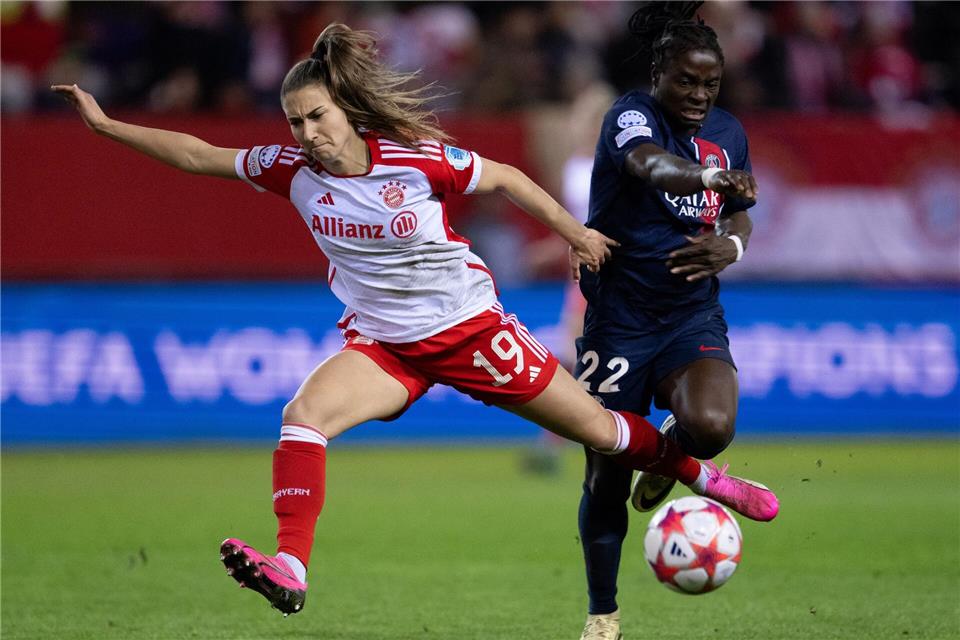 Katharina Naschenweng (links) bleibt weiterhin beim FC Bayern. (Archivbild)Sven Hoppe/dpa