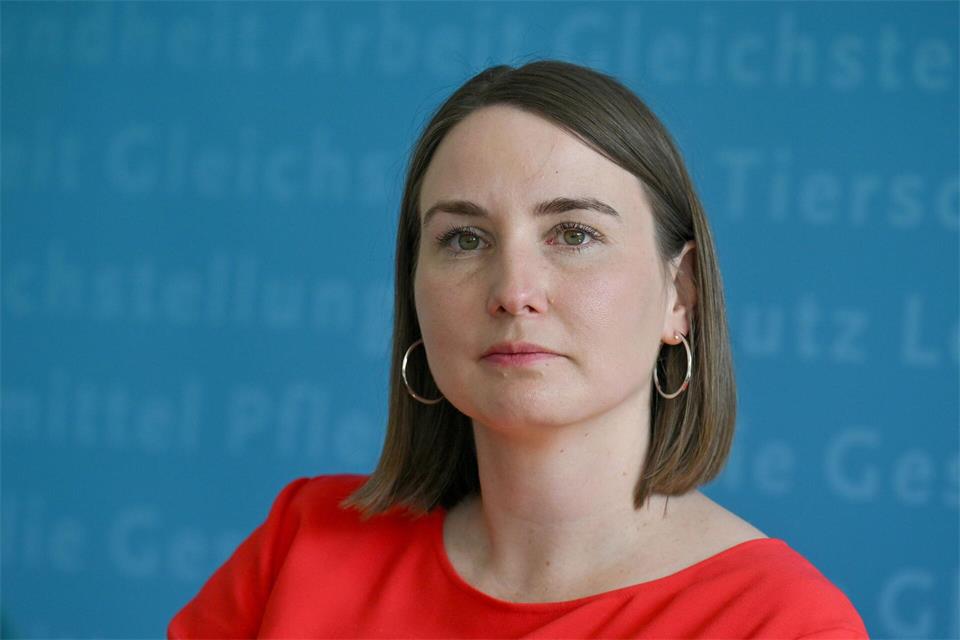 Katharina Schenk wird als mögliche Nachfolgerin Maiers an der Spitze der Landes-SPD gehandelt. Sie ist Ministerin für Arbeit, Soziales, Gesundheit und Familie und hat bereits Interesse an dem Posten bekundet. (Archivbild)Martin Schutt/dpa