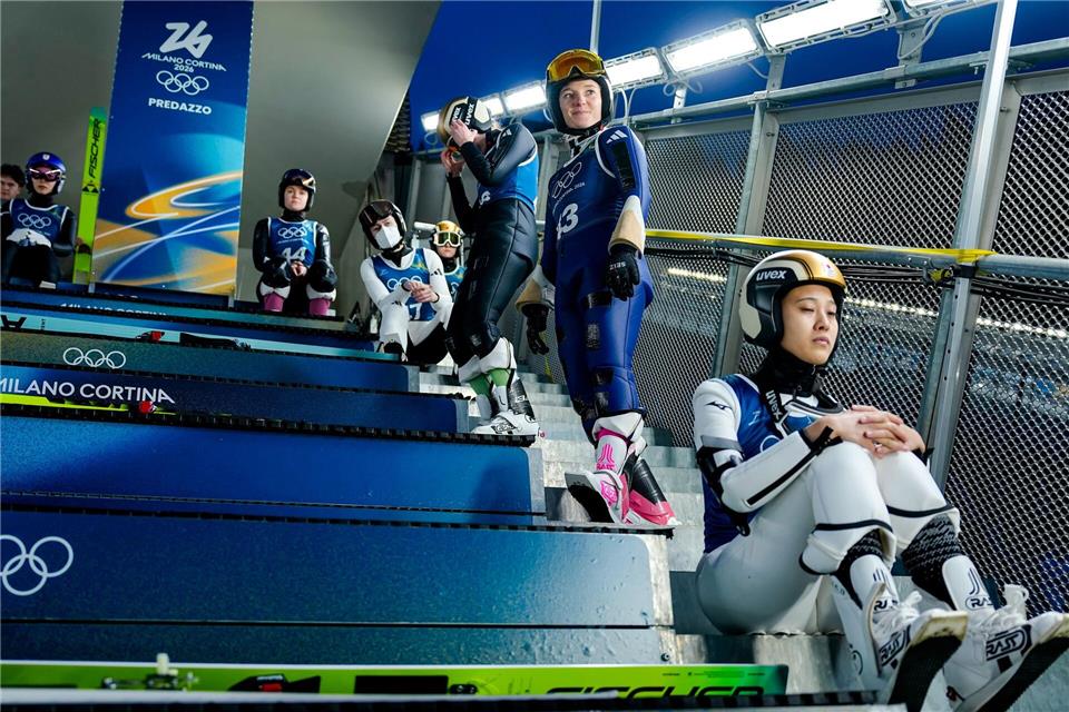 Katharina Schmid (2. vr) ist bereit für ihre letzten Sprünge bei Olympia.Matthias Schrader/AP/dpa