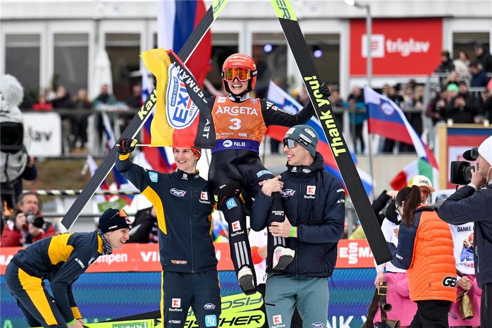 Katharina Schmid ließ sich nach dem letzten Sprung ihrer Karriere feiern.Nik Erik Neubauer/ZUMA Press Wire/dpa