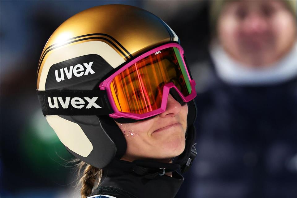 Katharina Schmid verlässt Olympia mit einer bitteren sportlichen Niederlage.Daniel Karmann/dpa