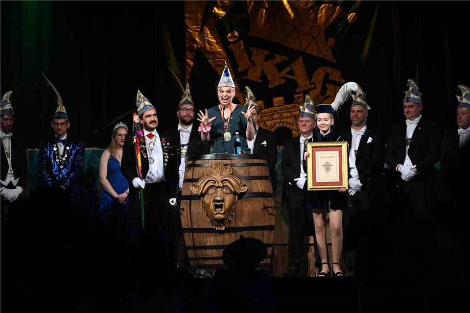 Katharina Schulze, Fraktionsvorsitzende der Grünen im Bayerischen Landtag, steht während der Prunksitzung der Kitzinger Karnevalsgesellschaft (KiKaG) nach der Verleihung des Schlappmaulordens in der Bütt. Pia Bayer/dpa