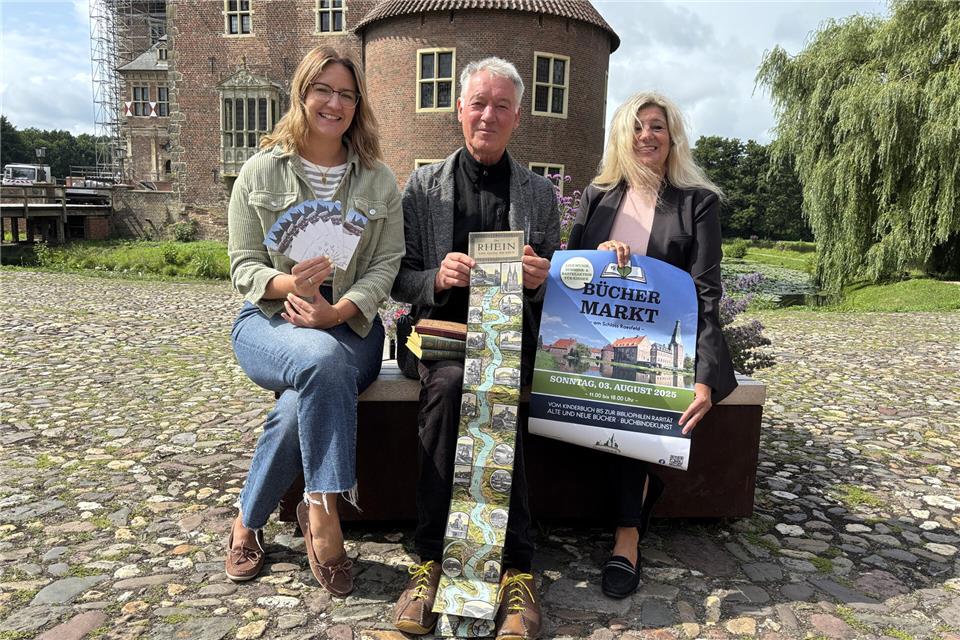Katharina Zeptner, Marktmeister Rainer Heeke und Maria Kowalsky, die Vorsitzende des Ortsmarketingvereins, stellen das Programm des 19. Büchermarkts vor.