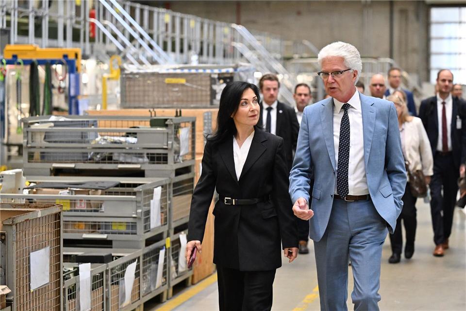 Reiche: Rüstungsindustrie essenziell für deutsche Wirtschaft Katherina Reiche und KNDS-Geschäftsführer Axel Scheibel.Swen Pförtner/dpa