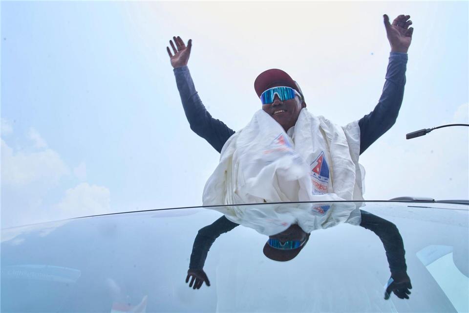 Kathmandu, Nepal: Jubel-Empfang für Sherpa-Legende Kami Rita nach 32. Everest-ErfolgNiranjan Shrestha/AP/dpa
