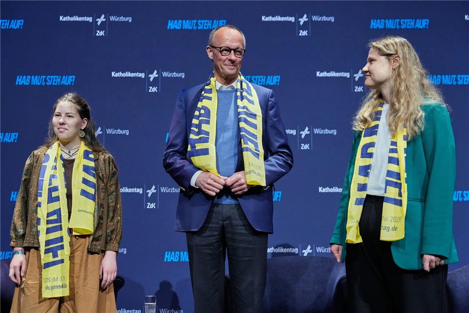 Katholik Merz diskutiert auf dem Katholikentag mit jungen Leuten.Matthias Schrader/AP Pool/dpa