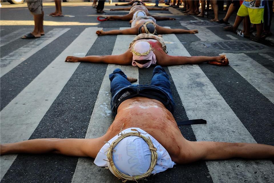 Katholische Büßer geißeln sich am KarfreitagRyan Eduard Benaid/SOPA Images via ZUMA Press Wire/dpa