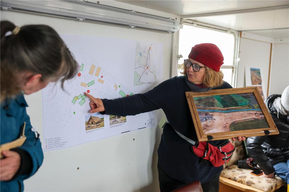 Kathrin Balfanz, wissenschaftliche Grabungsleiterin, erläutert die Funde auf der Grabungsstätte. Jan Woitas/dpa