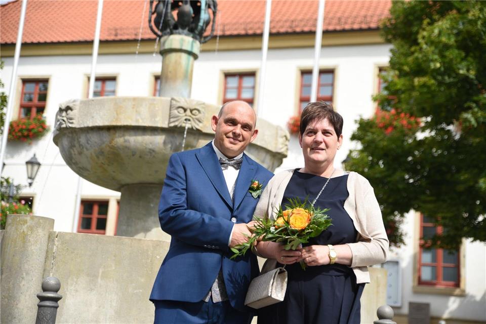 Kathrin Pollnow und Klaus-Dieter Rose stehen vor dem Standesamt in Oschersleben (Sachsen-Anhalt).Simon Kremer/dpa