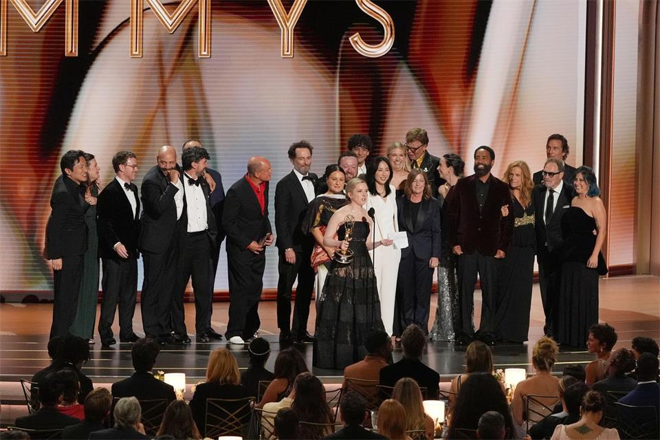 Katie Dippold (M) und das Team von „Widow’s Bay“ nehmen im Peacock Theater den Preis für die beste Comedy-Serie bei der 78. Emmy-Verleihung entgegen.Chris Pizzello/Invision/AP/dpa