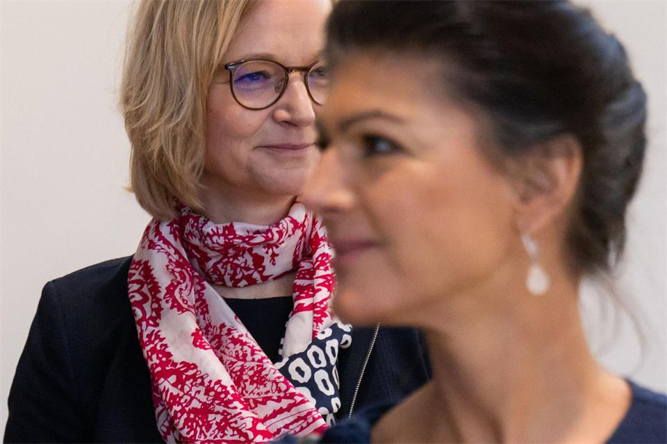 Katja Wolf (l), Landesvorsitzende, und Sahra Wagenknecht, Parteigründerin, bei einem früheren Thüringer BSW-Landesparteitag. (Archivbild)Michael Reichel/dpa