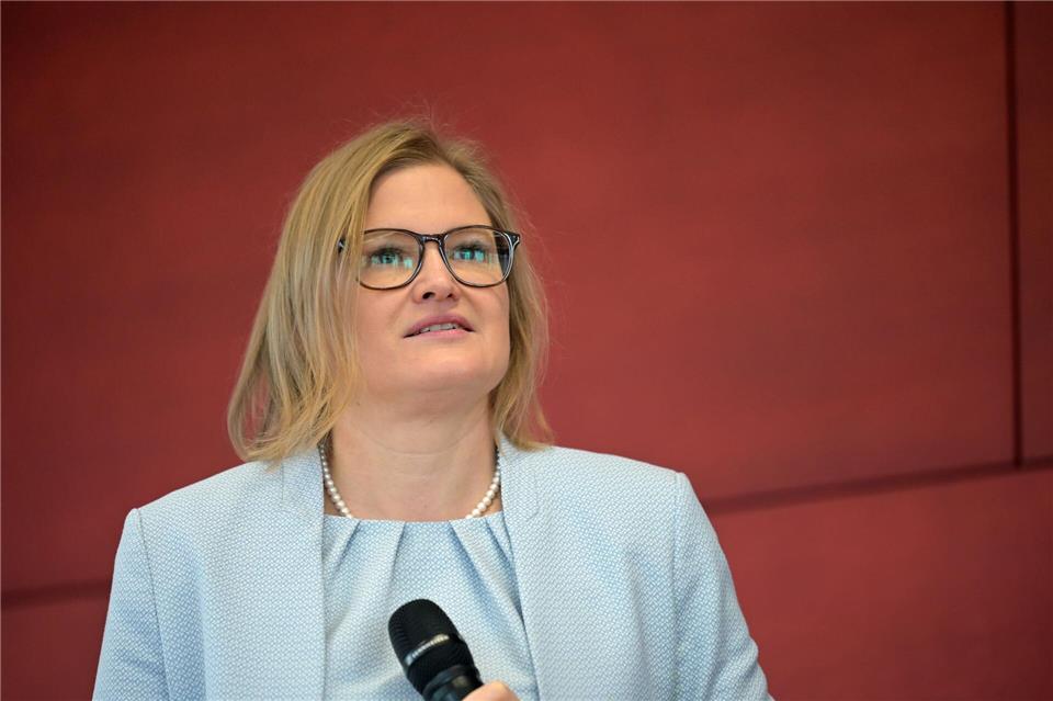 Katrin Ebner-Steiner wurde als Fraktionsvorsitzende der AfD im bayerischen Landtag bestätigt, muss sich das Amt aber künftig teilen. (Archivbild)Malin Wunderlich/dpa