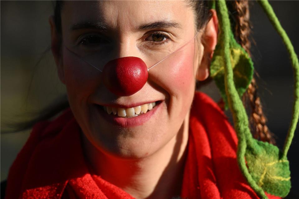 Katrin Lehmann-Buss ist Friedhofsclown Finovo und hat sich schon an der Uni im Studium der Perimortale Wissenschaften mit Sterben, Tod und Trauer auf verschiedenen Ebenen beschäftigt.Martin Schutt/dpa