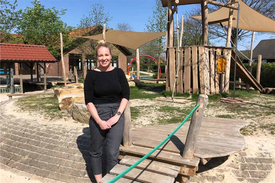 Katrin Rave steht im leeren Außenbereich der Kita an der Königsbergerstraße. 