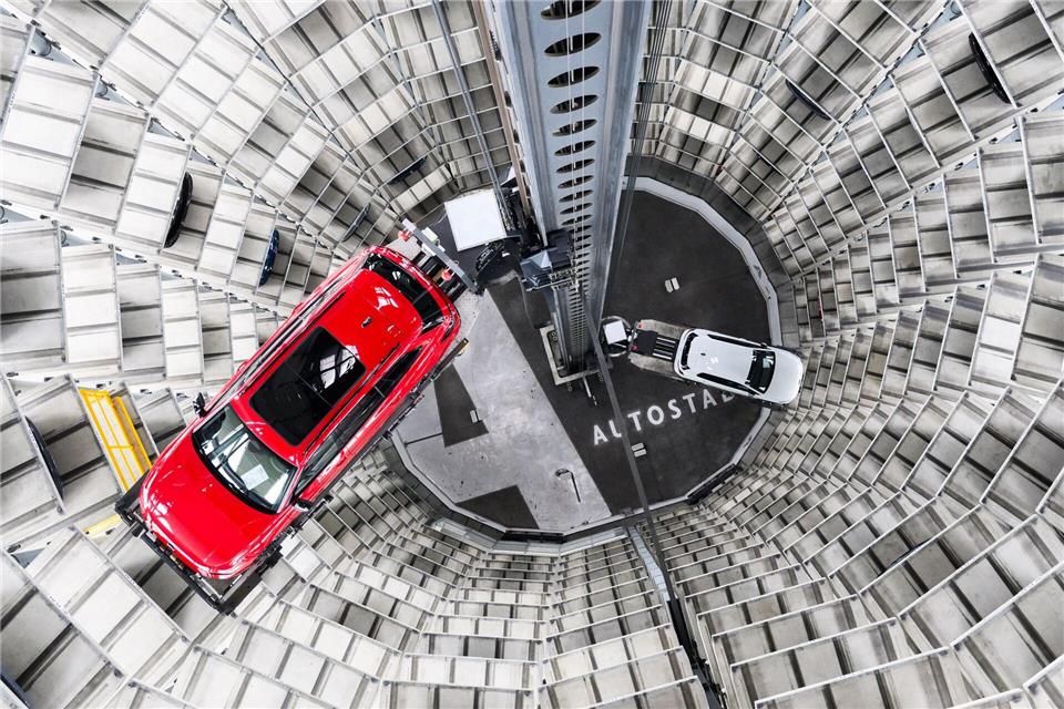 Auto-Städte leiden unter Schwund bei Gewerbesteuer Kaum eine Stadt ist so abhängig vom Auto wie Wolfsburg. (Archivbild)Julian Stratenschulte/dpa