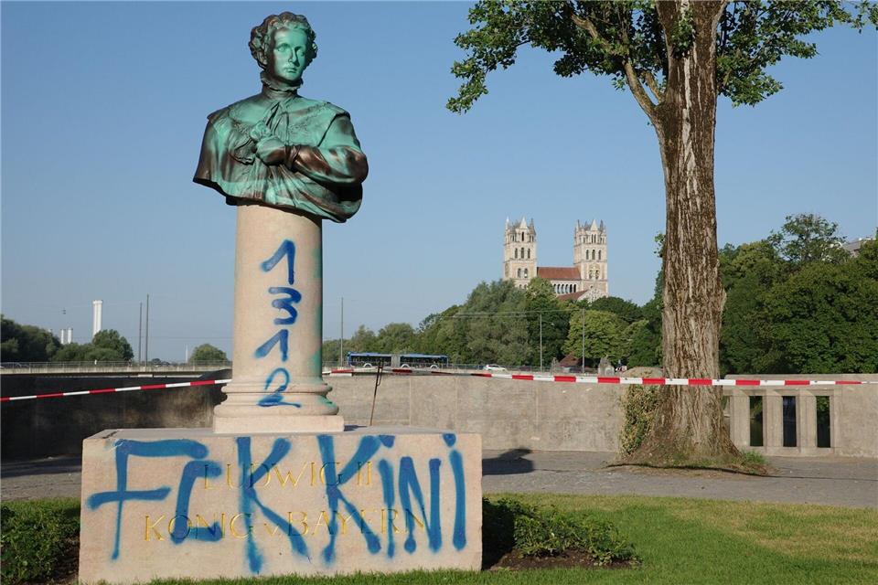 Kaum enthüllt, schon wieder beschmiert.Fotoreport-DB/dpa