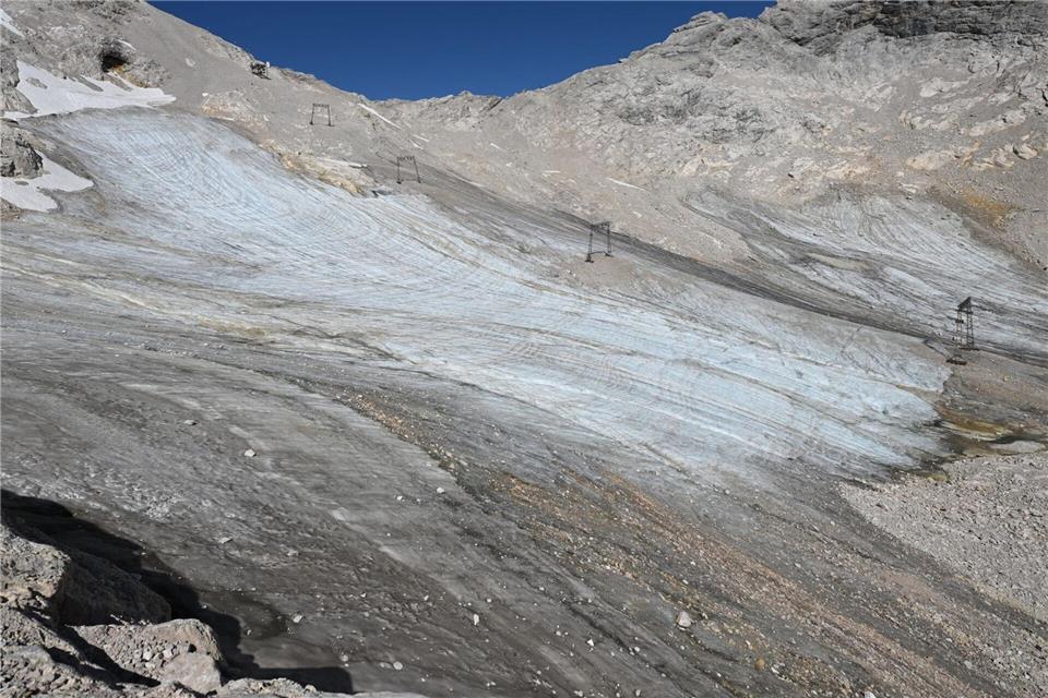 Kaum noch Schnee liegt auf einem Gletscher auf dem Zugspitzplatt.Angelika Warmuth/dpa