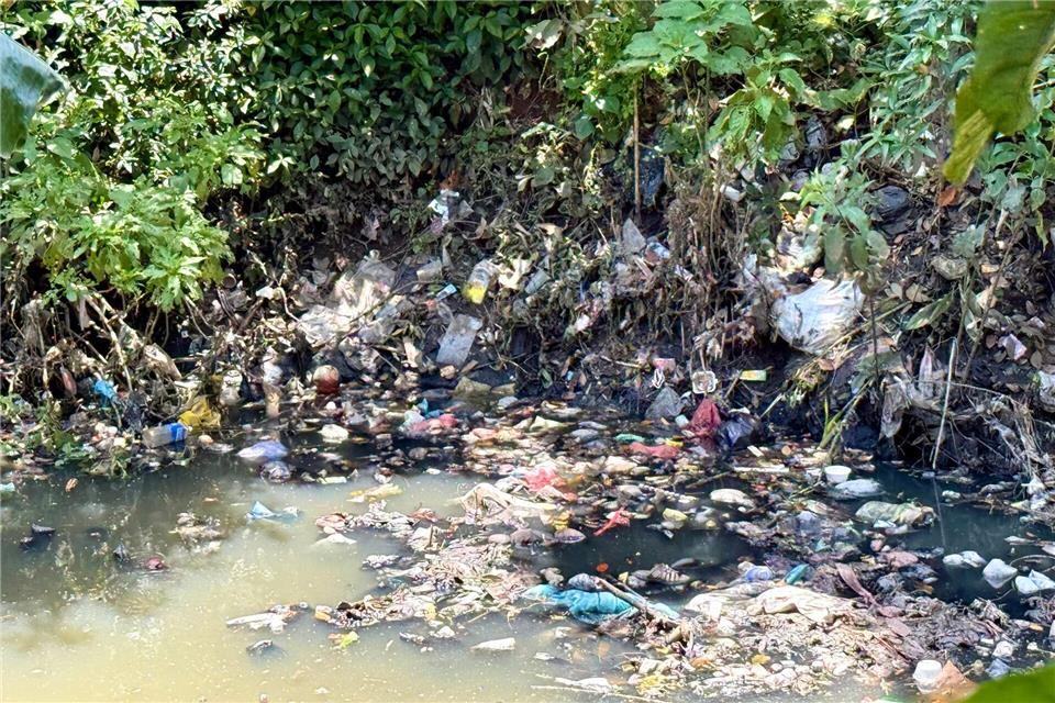 Kaum noch identifizierbarer Unrat treibt vielerorts im Fluss Citarum. Carola Frentzen/dpa