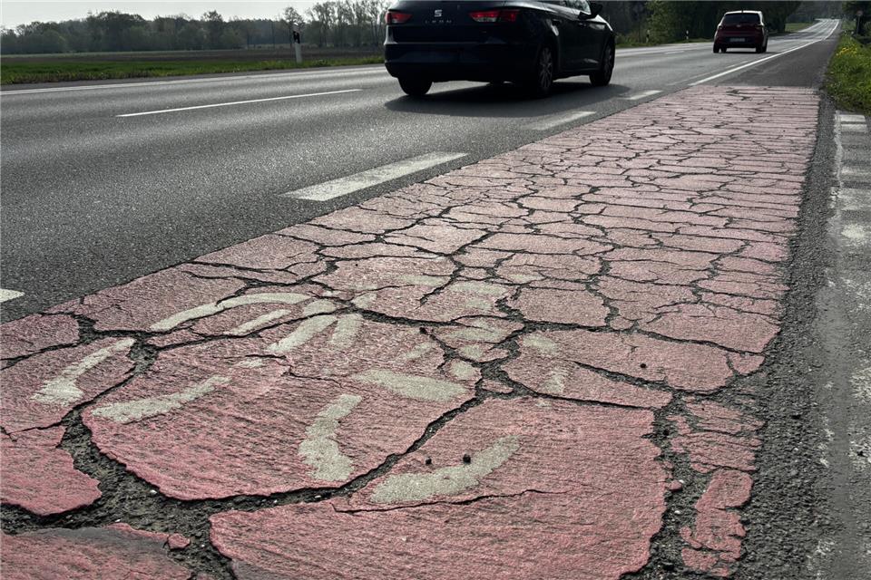 Kaum noch zu erkennen: die Piktogramme für Radfahrer auf der L600 zwischen Heiden und Borken.