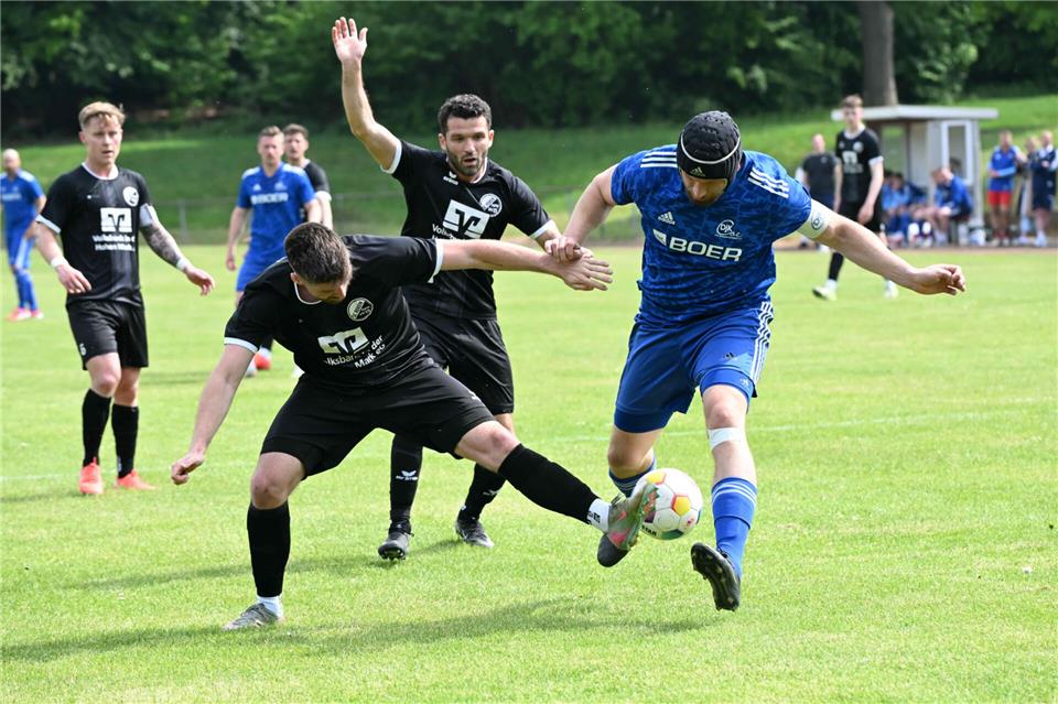 Kaum zu bändigen: Emre Köksal (links) und Spielertrainer Kudret Kanoglu gemeinsam gegen Coesfelds Kapitän Marius Borgert; links Kapitän Raphael Niehoff, der kurz vor Schluss die Rote Karte sah und beim Saisonfinale zunächst fehlen wird.