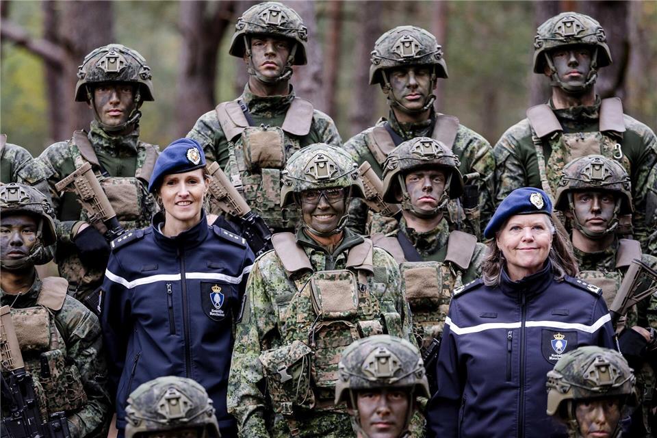 Máxima in Camouflage: Niederlandes Königin besucht Militär  Kaum zu erkennen: die niederländische Königin Máxima in der Mitte des Fotos.Sem Van Der Wal/ANP/dpa