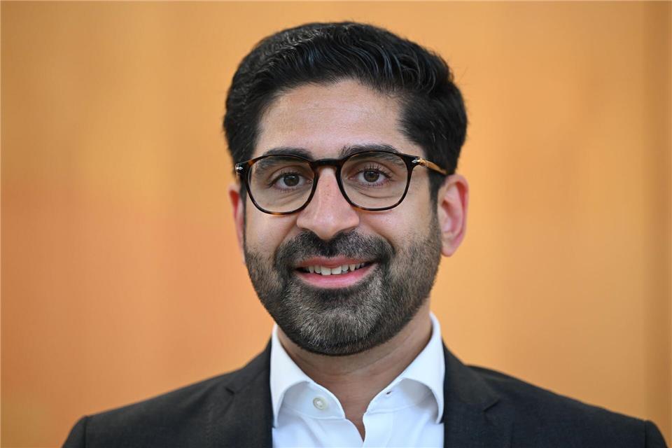 Kaweh Mansoori (SPD) will den Zugang an Bahnhöfen einschränken. (Archivbild)Arne Dedert/dpa