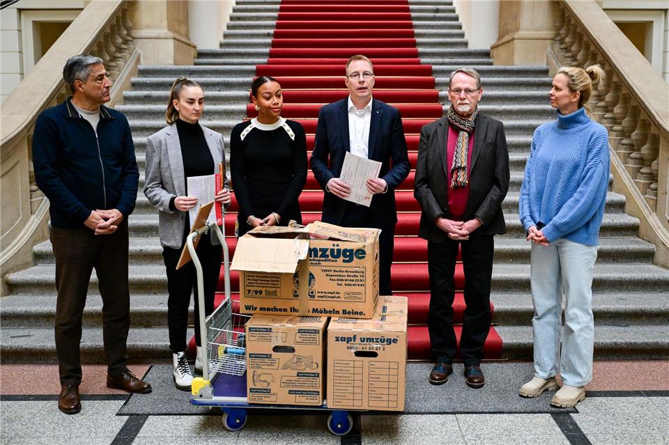 Kaweh Niroomand (l), Olympia-Beauftragter des Landes Berlin, treibt die Pläne zur Bewerbung um Olympische Spiele voranSebastian Gollnow/dpa